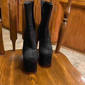 Used platform 5 1/2 inch heel . Zipper sides